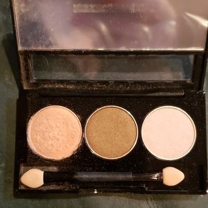 Nyx 28a very Delight eyeshadow Trio neutrals